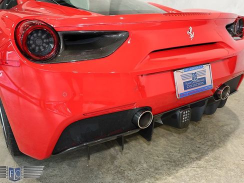 Used 2018 Ferrari 488 GTB RWD image 12