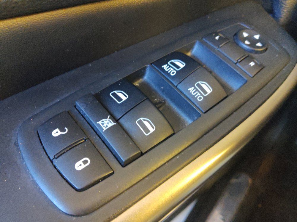 Used 2019 Jeep Cherokee Limited FWD image 27