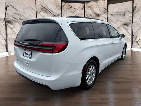 Used 2022 Chrysler Pacifica Touring-L image 3