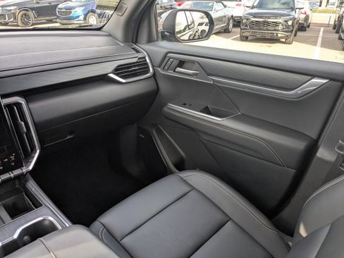 Used 2024 GMC Acadia Elevation image 19