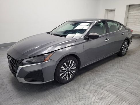 Used 2025 Nissan Altima 2.5 SV FWD image 2