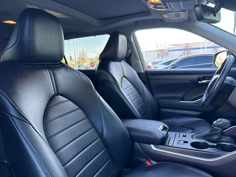 Used 2022 Toyota Highlander XLE image 31