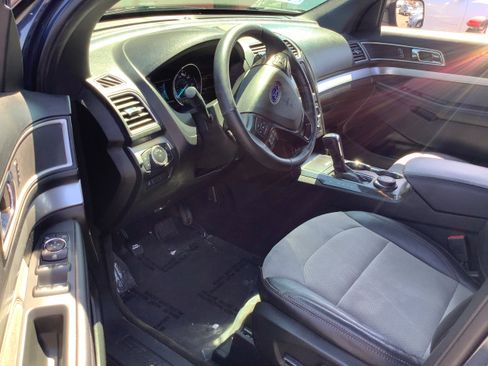 Used 2017 Ford Explorer XLT w/ Equipment Group 202A AWD/4WD image 11