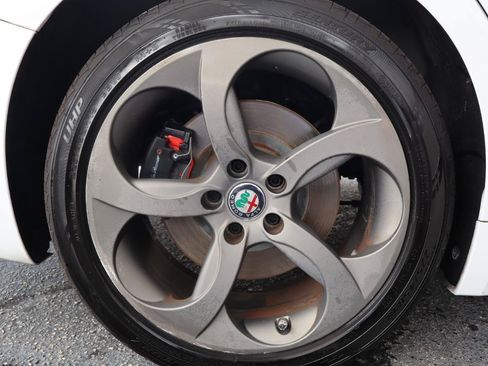 Used 2018 Alfa Romeo Giulia RWD image 33