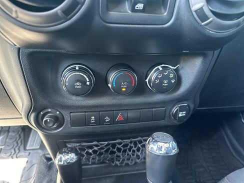 Used 2014 Jeep Wrangler Unlimited Sport w/ Quick Order Package 24S AWD/4WD image 27