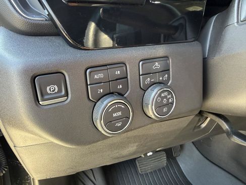 Used 2025 Chevrolet Silverado 1500 LT Trail Boss w/ Convenience Package II AWD/4WD image 18