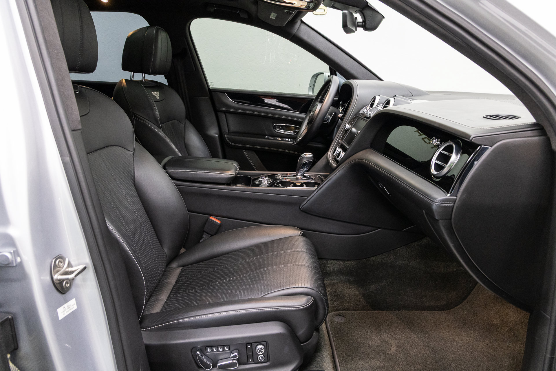Used 2019 Bentley Bentayga AWD/4WD image 14