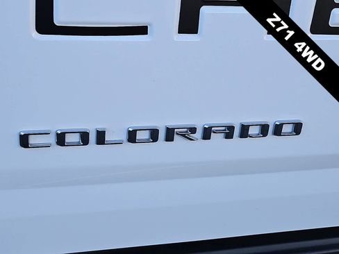 Used 2022 Chevrolet Colorado Z71 AWD/4WD image 11
