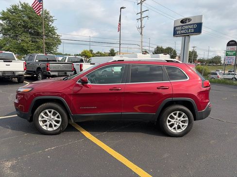 Used 2017 Jeep Cherokee Latitude w/ Comfort & Convenience Group AWD/4WD image 4