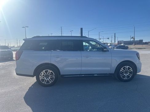 Used 2025 Ford Expedition Active image 5