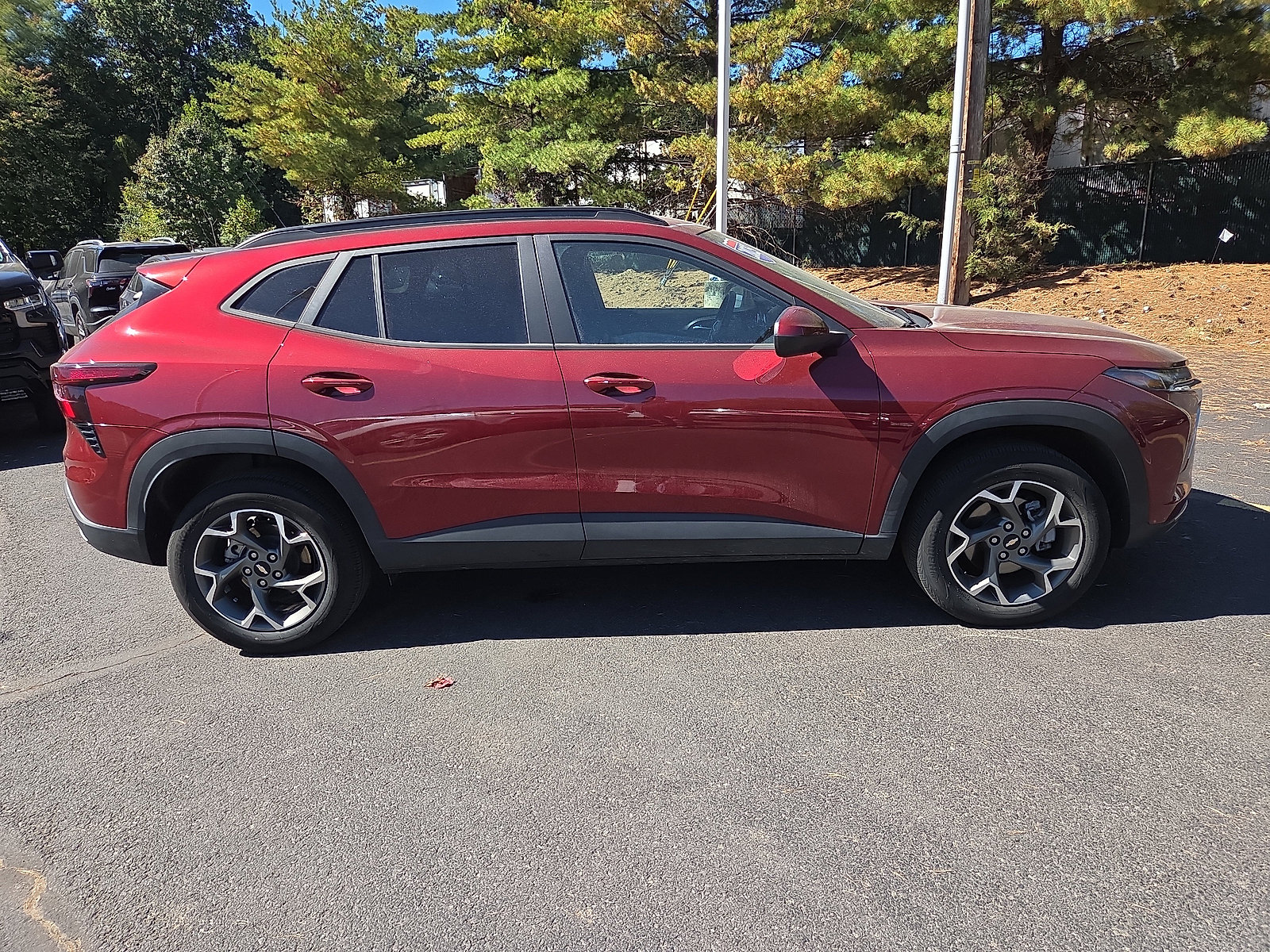 Used 2025 Chevrolet Trax LT w/ LT Convenience Package FWD image 2