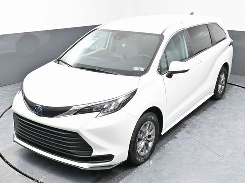 Used 2024 Toyota Sienna LE image 43