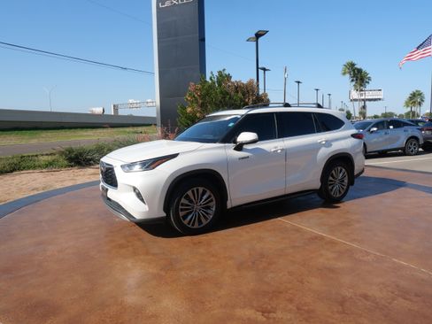 Used 2021 Toyota Highlander Platinum image 5