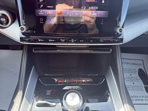 Used 2025 Jeep Wagoneer L 4WD image 17