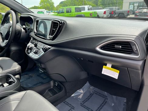 New 2027 Chrysler Pacifica Select w/ Family Tech Group FWD image 39