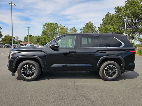 Used 2023 Toyota Sequoia SR5 w/ SR5 Premium Package AWD/4WD image 33