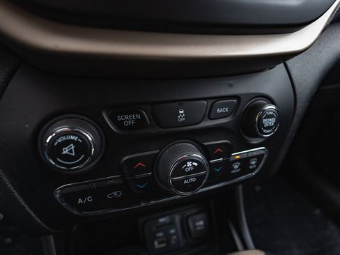 Used 2015 Jeep Cherokee Limited image 15