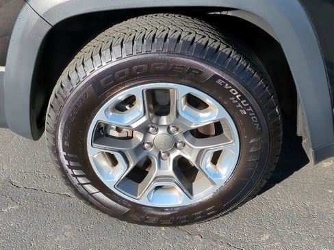 Used 2019 Jeep Cherokee Trailhawk image 13