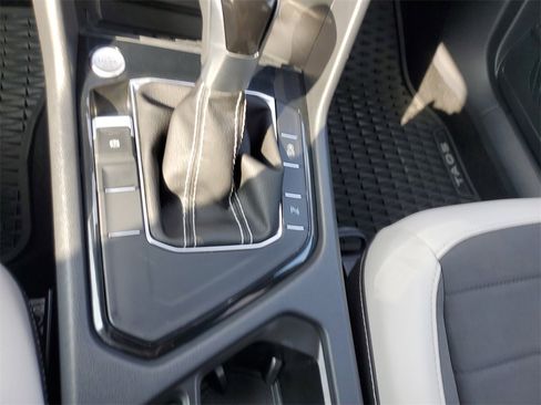 Used 2025 Volkswagen Taos SE image 15