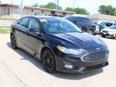 Used 2020 Ford Fusion SE w/ Equipment Group 151A FWD image 2