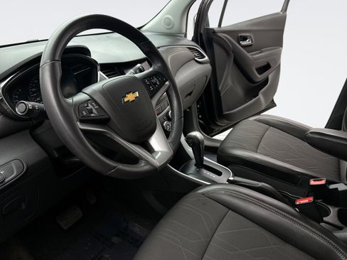 Used 2022 Chevrolet Trax LT w/ LT Convenience Package image 10