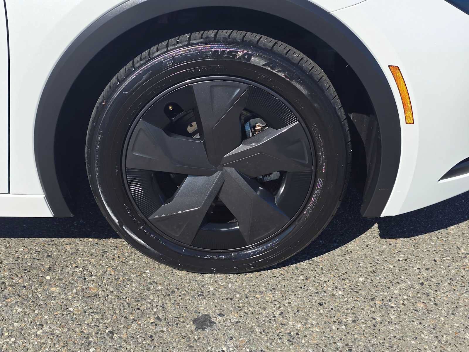 Certified 2025 Toyota Prius LE FWD image 9