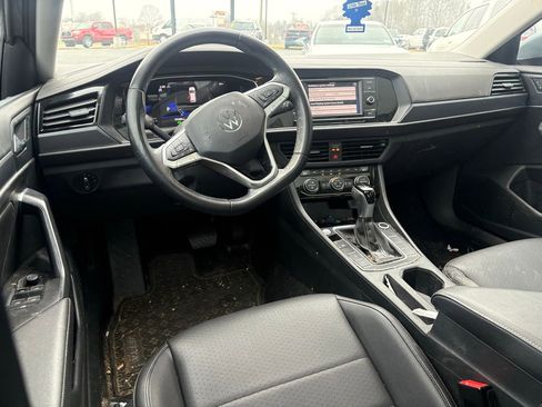 Used 2023 Volkswagen Jetta SE image 4