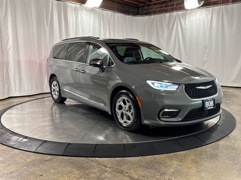 Used 2023 Chrysler Pacifica Limited FWD image 10