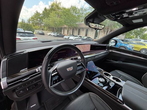 Used 2025 Cadillac Escalade ESV Premium Luxury w/ LPO, Radiant Package AWD/4WD image 15