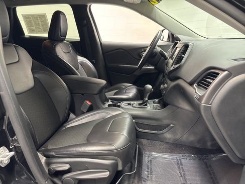 Used 2019 Jeep Cherokee Latitude Plus w/ Cold Weather Group image 10