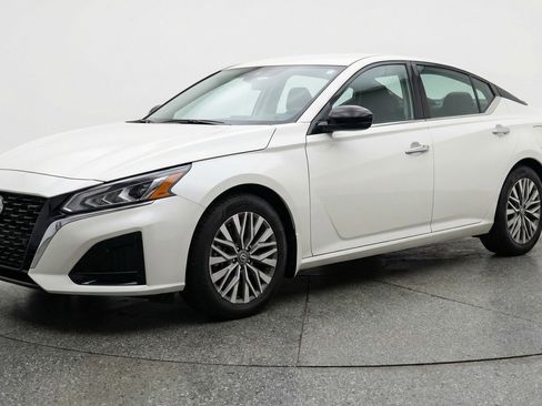 Used 2025 Nissan Altima 2.5 SV image 3