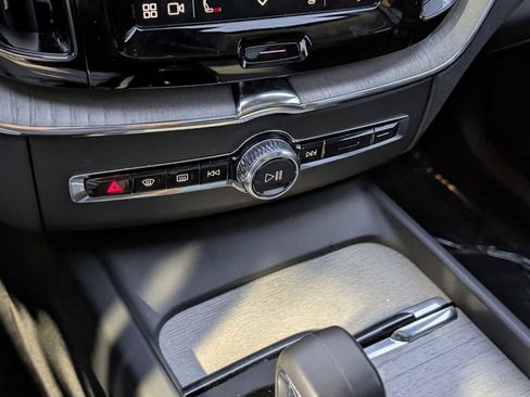 Used 2025 Volvo XC60 B5 Plus image 21