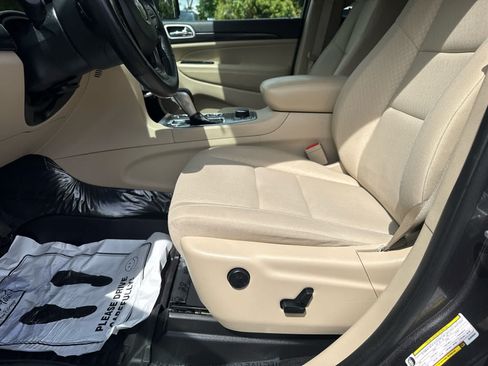 Used 2019 Jeep Grand Cherokee Laredo AWD/4WD image 11