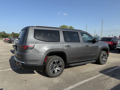 Used 2024 Jeep Wagoneer Series II w/ Flexible Seating Group RWD image 2