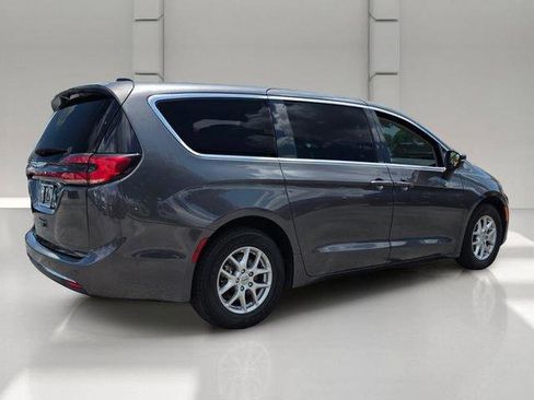 Used 2023 Chrysler Pacifica Touring-L FWD image 5