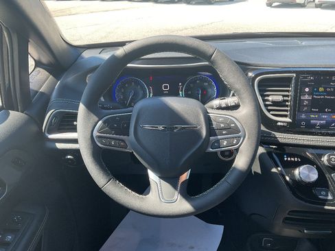 Used 2025 Chrysler Pacifica Select FWD image 11