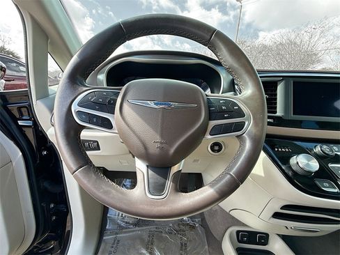 Used 2018 Chrysler Pacifica Touring-L image 12