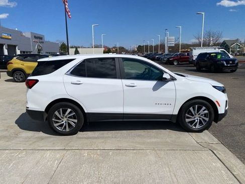 Used 2022 Chevrolet Equinox LT image 2
