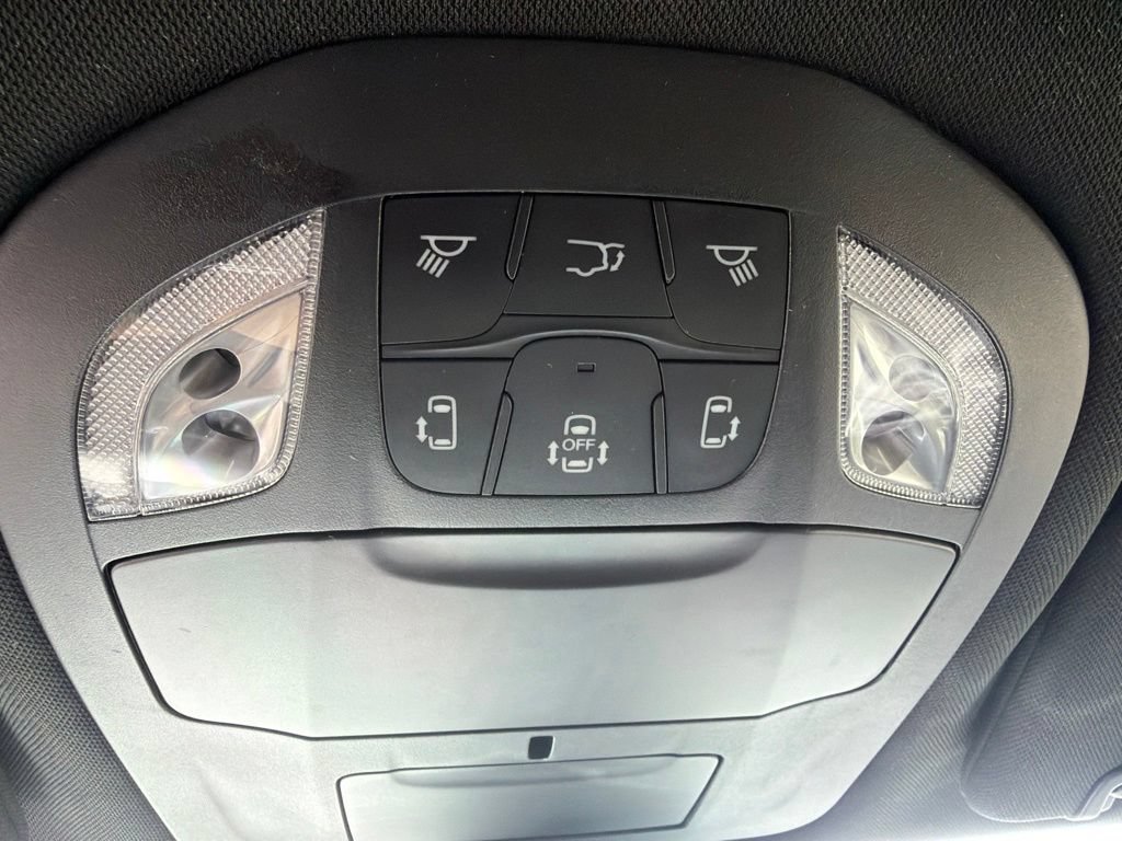 Used 2023 Chrysler Pacifica Touring FWD image 29