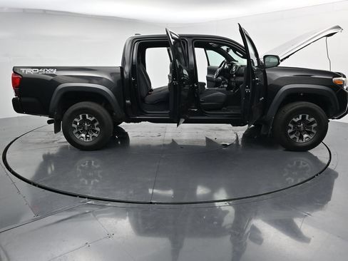 Used 2018 Toyota Tacoma TRD Off-Road w/ Technology Package AWD/4WD image 27