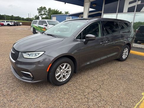 Used 2023 Chrysler Pacifica Touring-L FWD image 7