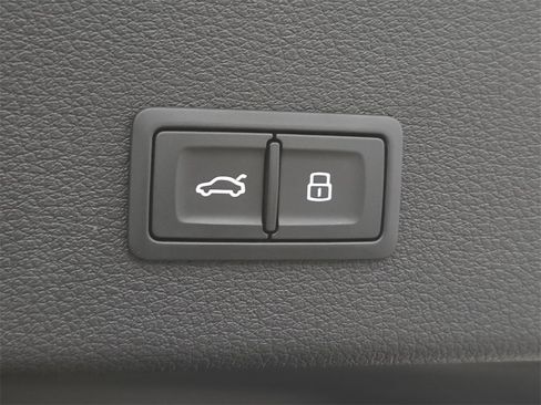 Used 2023 Audi e-tron Premium Plus w/ Premium Plus Package image 30