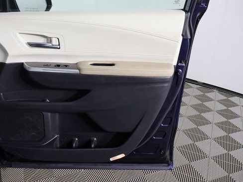 Used 2022 Toyota Sienna Limited image 25