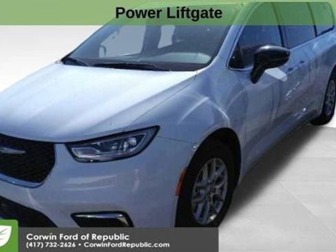 Used 2024 Chrysler Pacifica Touring-L image 7