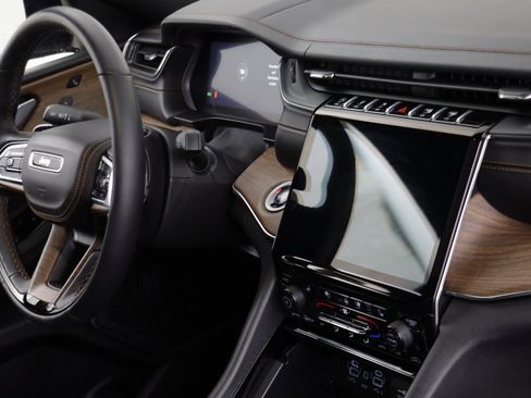 Used 2025 Jeep Grand Cherokee Summit image 21