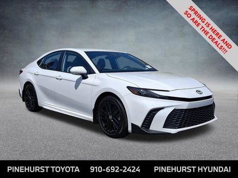 Used 2025 Toyota Camry SE image 1