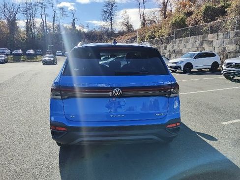 Certified 2025 Volkswagen Taos SE image 8