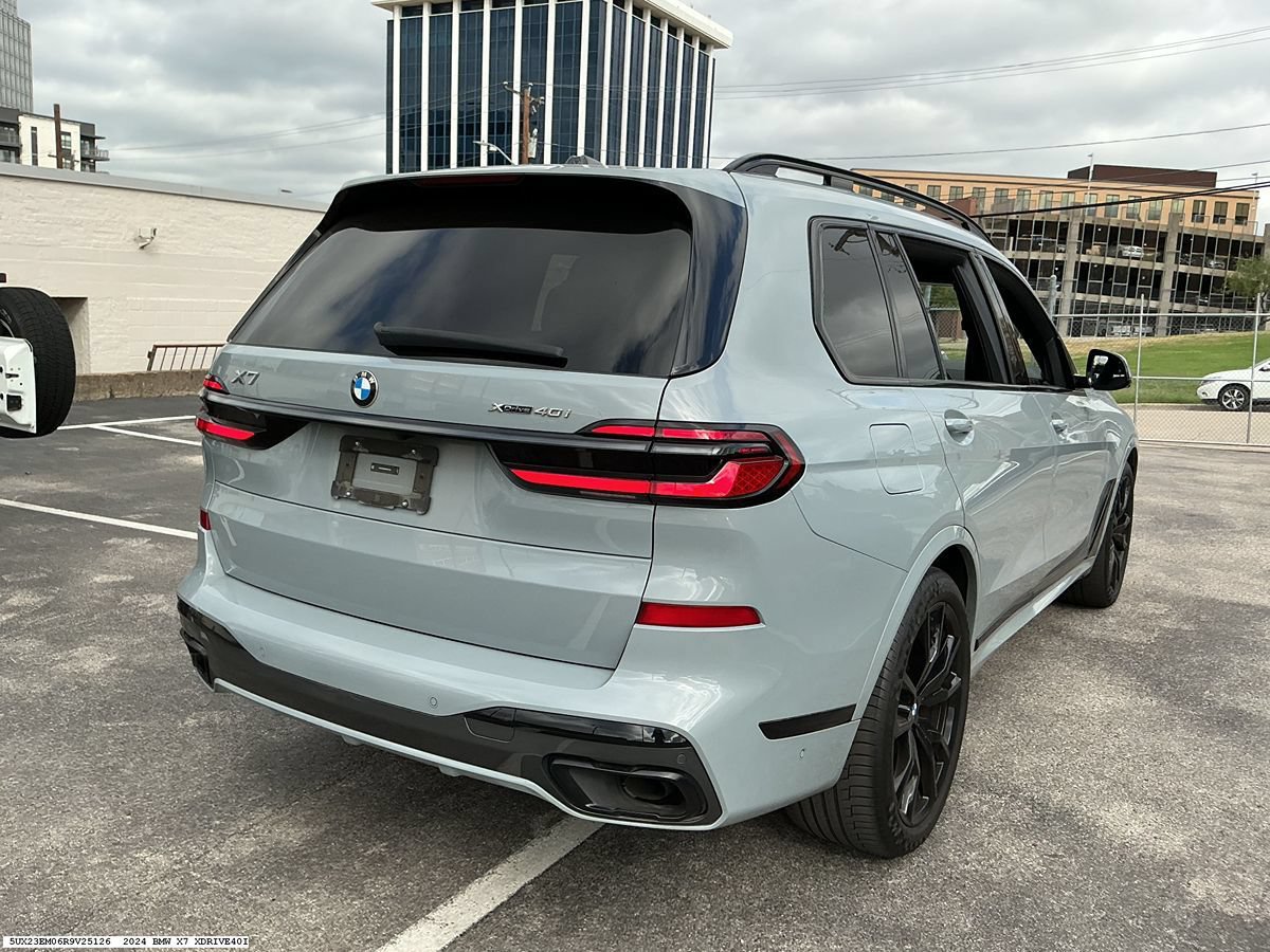 Used 2024 BMW X7 xDrive40i w/ M Sport Package AWD/4WD image 4