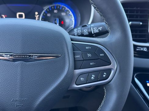 Used 2025 Chrysler Pacifica Select FWD image 20
