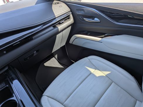 Certified 2022 Cadillac Escalade Sport w/ Touring Package image 16